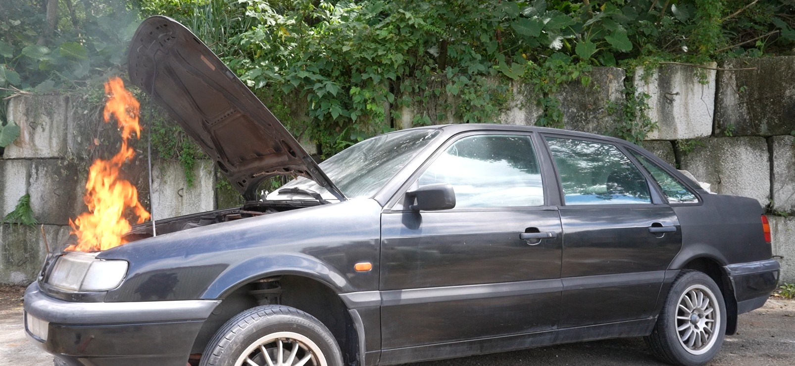 汽車引擎蓋著火